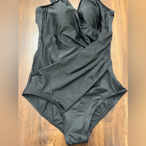 Miraclesuit Oceanus One Piece Size 10 Black Modest Slimming Beach Pool Cruise - Picture 6 of 16